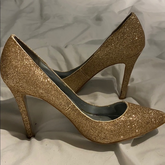 Sparkly Gold pointed pumps by Halston - Picture 4 of 4